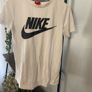 Barely worn Nike tee